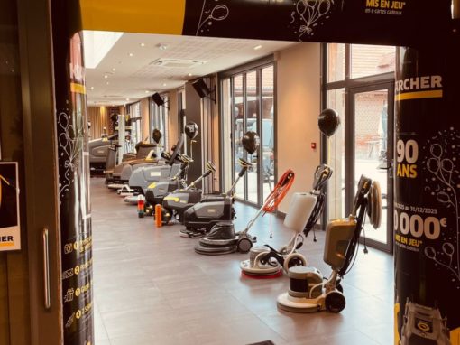 Entrée Kärcher Entrée de l’événement Kärcher 90 ans avec arche brandée et machines en démonstration au Carré du Hélin