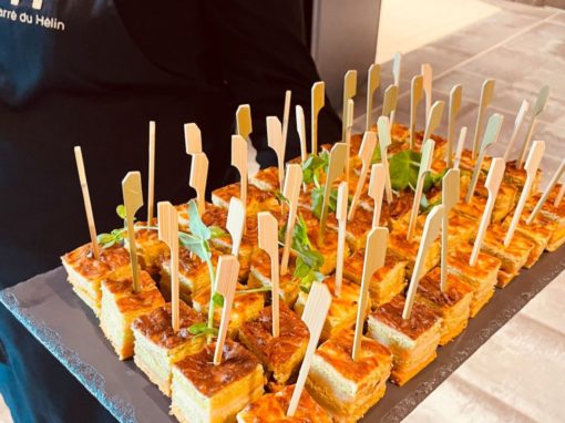 Plateau repas Plateau de pièces cocktail servies lors de l’événement Kärcher 90 ans au Carré du Hélin