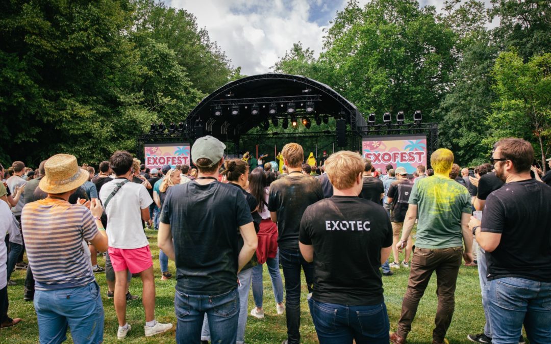 Public réuni devant une scène lors d’un festival d’entreprise en plein air