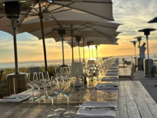 Grande table dressée Dîner de séminaire en plein air à Arcachon, grande table dressée face à l’océan au coucher du soleil.