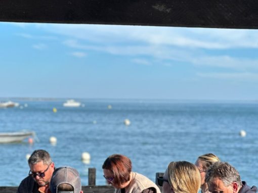 terrasse face au bassin Moment d’échange entre participants à Arcachon, en terrasse face au bassin.