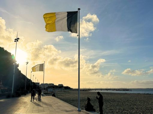 Promenade en bord de plage Promenade en bord de plage à Arcachon au coucher du soleil,