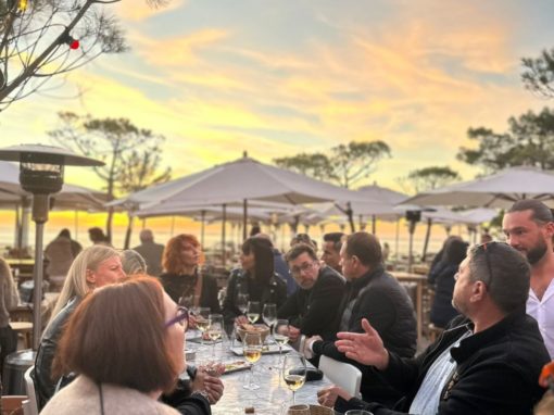 Verre au coucher du soleil Moment d’échanges et de convivialité autour d’un verre au coucher du soleil