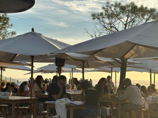 Moment convivial Moment convivial en terrasse au coucher du soleil