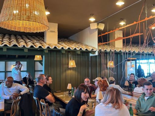 Déjeuner d’équipe Moment de convivialité autour d’un déjeuner d’équipe dans un lieu chaleureux lors d’un séminaire à Arcachon