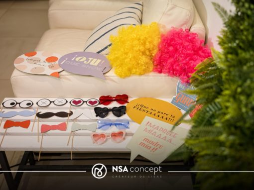 Accessoires de photobooth Accessoires de photobooth colorés posés sur une table lors d’une soirée d’entreprise