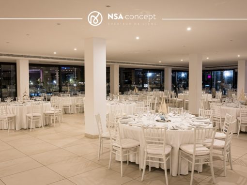 Salle de réception Salle de réception élégante avec tables rondes dressées pour un dîner