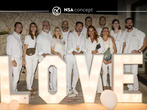 Love white party Groupe de collaborateurs réunis lors d’un séminaire d’entreprise à Majorque, soirée White Party autour des lettres lumineuses LOVE, organisée par NSA Concept.