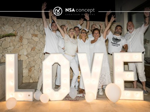 Lumineuses LOVE Groupe de collaborateurs réunis autour de lettres lumineuses LOVE