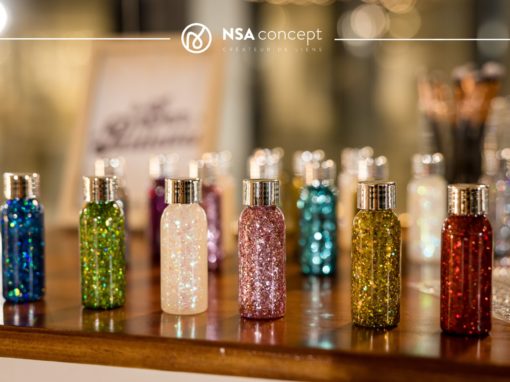 Fioles de paillettes colorées Fioles de paillettes colorées disposées sur une table