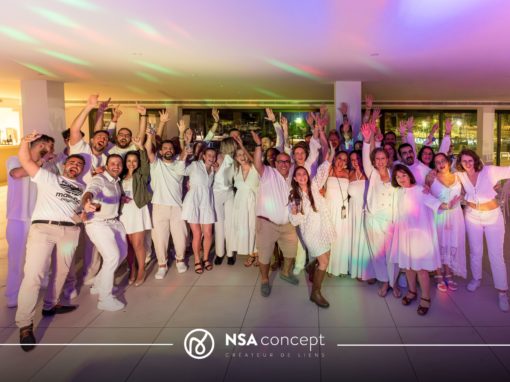 Soirée festive Groupe de collaborateurs réunis lors d’une soirée d’entreprise festive