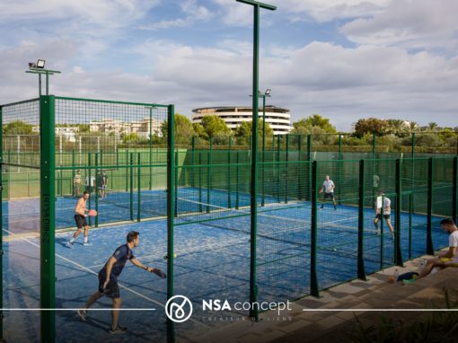 Tournoi de padel entre collaborateurs Tournoi de padel en plein air lors d’un séminaire d’entreprise
