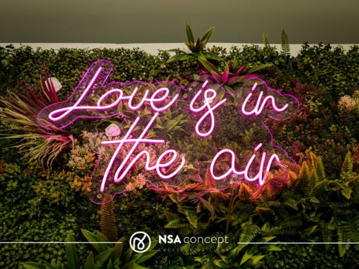 Love is in the air Décor végétal avec enseigne lumineuse « Love is in the air »