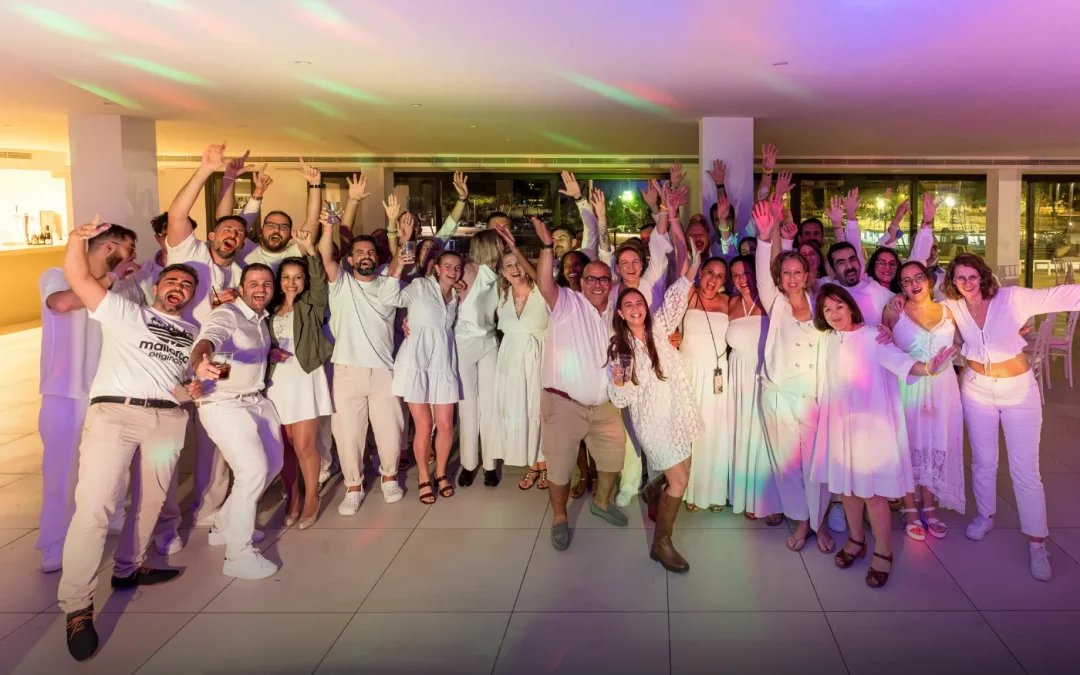 Séminaire d’entreprise à Majorque réunissant plus de 100 collaborateurs lors d’une soirée White Party