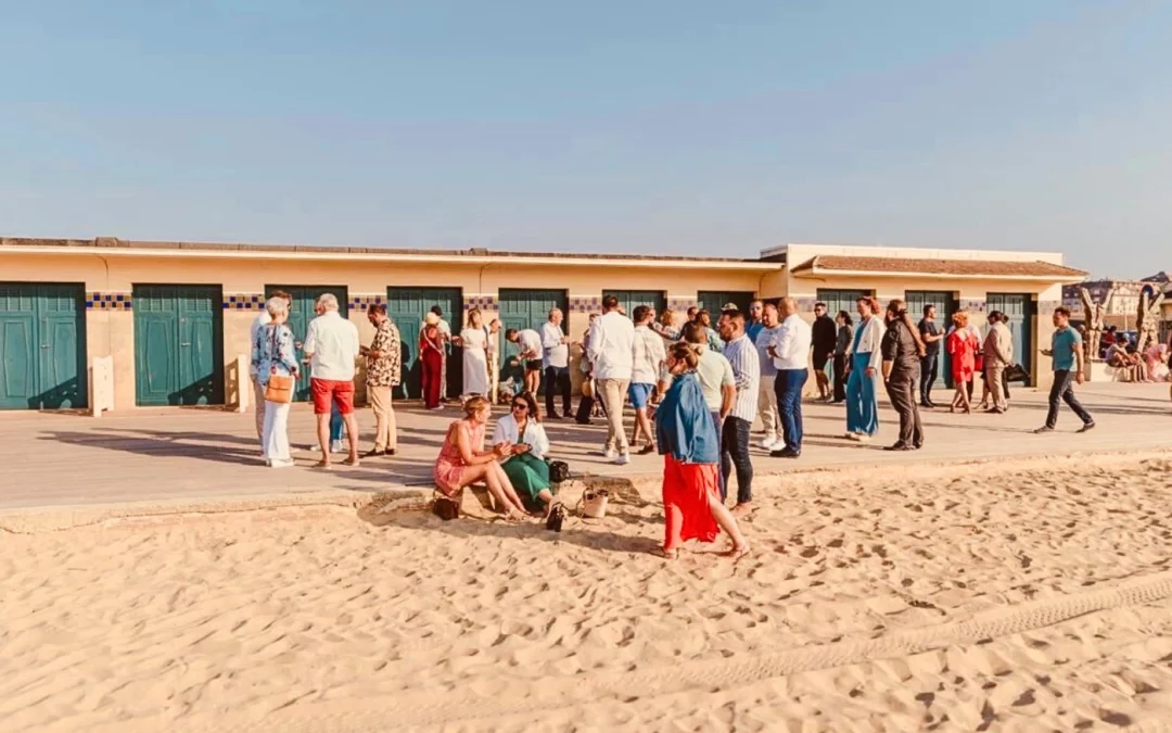 Séminaire d’entreprise à Deauville avec les équipes AXA Côte d’Opale, moment convivial sur la plage au coucher du soleil.